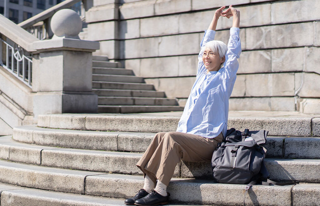 中井まゆみ先生が中ノ島公園の階段で座っている写真
