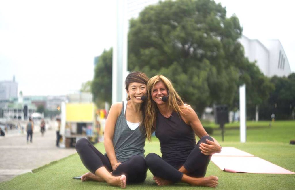 胡坐でほほを寄せるマイコ先生とグロリア先生